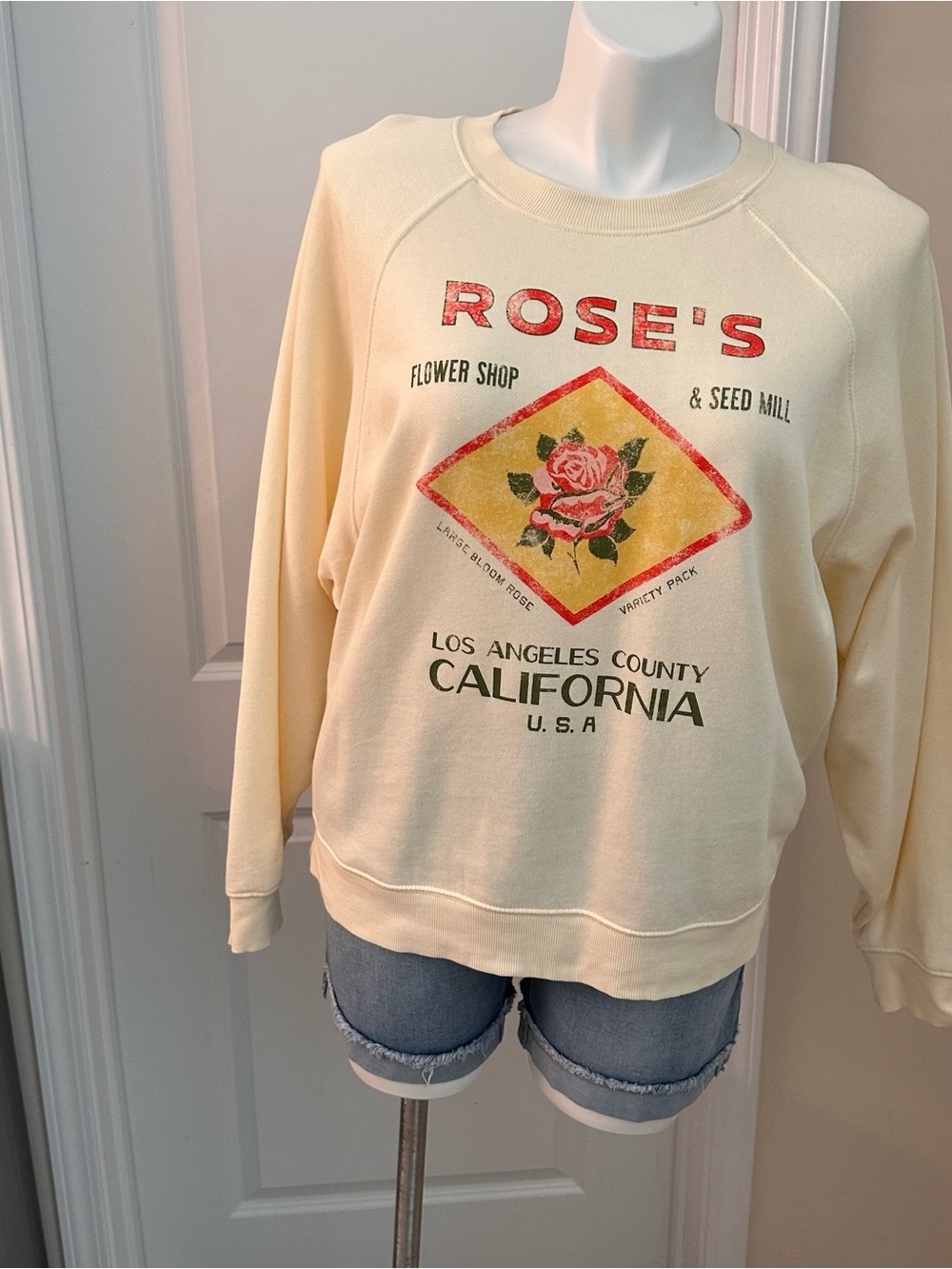 Old Navy. Sweatshirt. Size XL. Cream sweatshirt. Graphic sweatshirt. Long sleeve